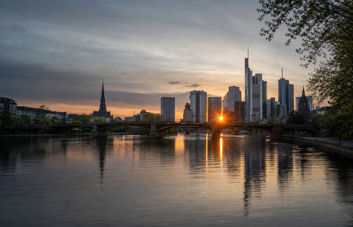 Musterbild der Frankfurter Skyline am Main bei Sonnenaufgang