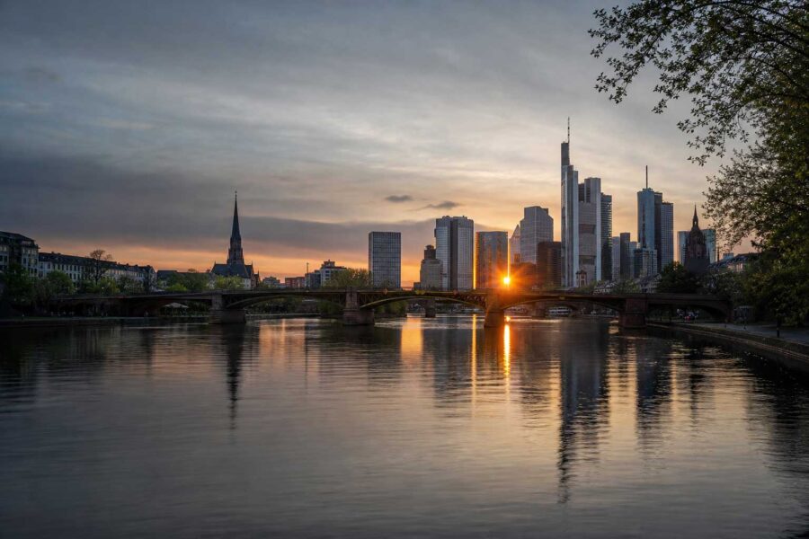 Musterbild der Frankfurter Skyline am Main bei Sonnenaufgang